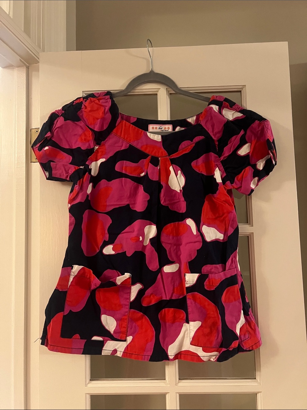 Koi Puff Sleeve Scrub Top in Navy, Pink & Red/Orange